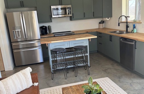 Fayetteville Casa | Charming Country Retreat, convenient to downtown Fayetteville, private garage