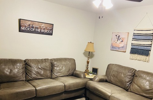 Eastern Division Apartamento | 🌟Charming Country Rustic Style 2 Bedroom Apt🌟