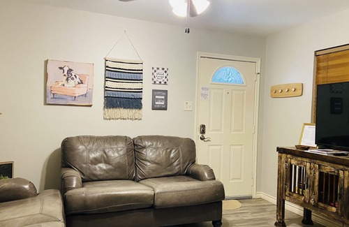 Eastern Division Apartamento | 🌟Charming Country Rustic Style 2 Bedroom Apt🌟