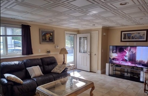 Cranston Casa | Charming Country Setting 1-bedroom apartment house in Cranston with Hot Tub