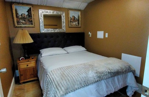 Cranston Casa | Charming Country Setting 1-bedroom apartment house in Cranston with Hot Tub
