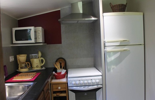 La Colombe Cabaña | Encantador refugio verde con jardín pintoresco, 1 dormitorio, chimenea y todas las comodidades