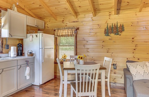 Zanesville Cabina | Charming Couples Cabin on 40 Acres in Zanesville