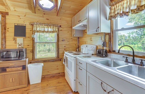 Zanesville Cabina | Charming Couples Cabin on 40 Acres in Zanesville