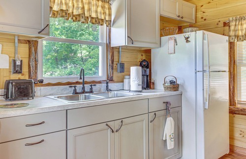 Zanesville Cabina | Charming Couples Cabin on 40 Acres in Zanesville