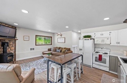 Cle Elum Cabina | Charming cozy 2-bedroom cabin near charming and historic Roslyn with WiFi