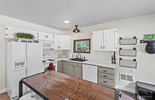 Cle Elum Cabina | Charming cozy 2-bedroom cabin near charming and historic Roslyn with WiFi