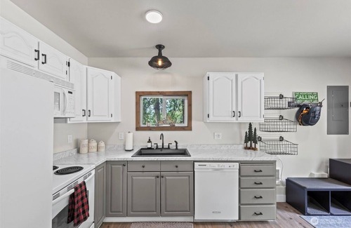 Cle Elum Cabina | Charming cozy 2-bedroom cabin near charming and historic Roslyn with WiFi