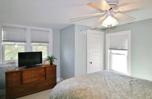 Mount Horeb Casa | Charming cozy 3-bedroom house in marvelous Mount Horeb with AC, WiFi