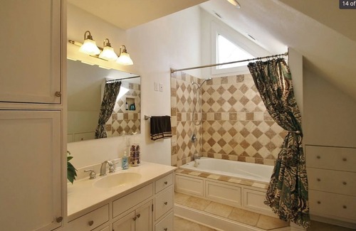 Mount Horeb Casa | Charming cozy 3-bedroom house in marvelous Mount Horeb with AC, WiFi