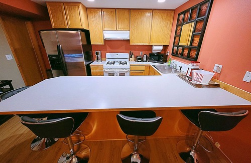 Kenmore Apartamento | Charming & Cozy Apartment w/ Hot tub patio.