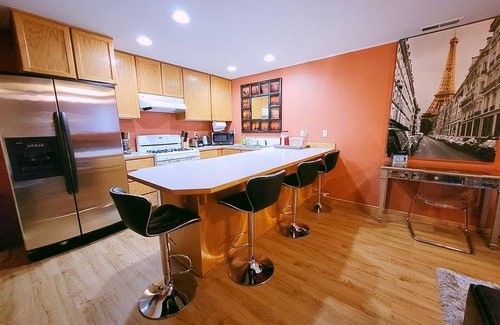 Kenmore Apartamento | Charming & Cozy Apartment w/ Hot tub patio.