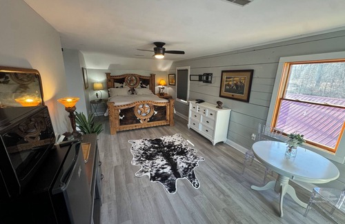 Lebanon Cabina | Charming Cozy Cabin Studio Close to Nashville with Great Tennessee Views