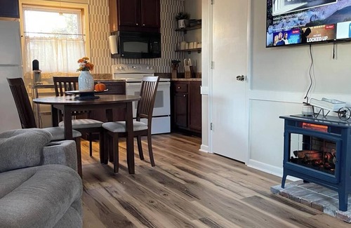 Canton Cabaña | Charming, cozy cottage in amazing Canton with WiFi, AC