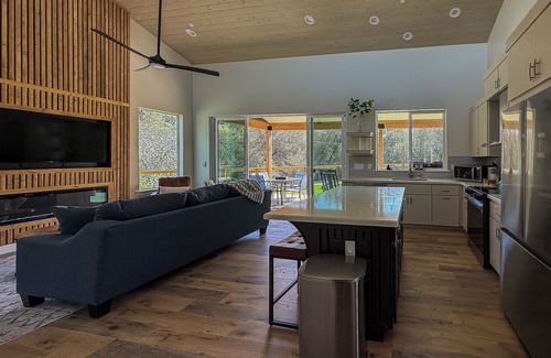 Coarsegold Casa | Charming Cozy Eco Hut - Serene Yosemite Escape - The Black Swan