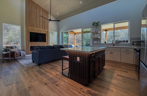 Coarsegold Casa | Charming Cozy Eco Hut - Serene Yosemite Escape - The Black Swan
