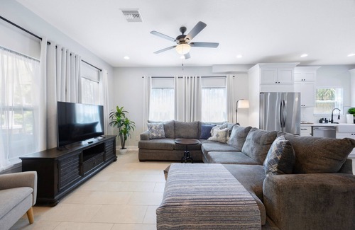 Tarpon Springs Casa | Charming, Cozy, Family Friendly - Close to Downtown/Sponge Docks/Beaches/Trails
