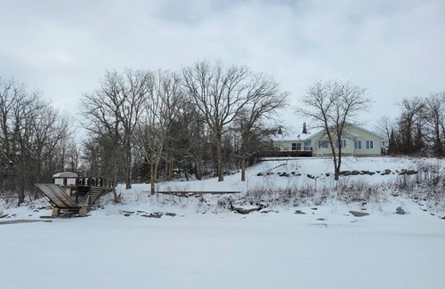 Rainy River District Casa | Charming, cozy, lakefront home in the Canadian woodlands. Natural beauty!