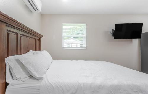 Carlton Stewart Gardens Casa | Charming Cozy Renovated Home