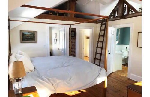 Kingston Casa | Charming, cozy, romantic 1851 Cottage All Seasons