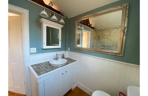 Kingston Casa | Charming, cozy, romantic 1851 Cottage All Seasons