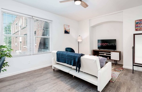 DeBaliviere Place Apartamento | Stylish Spacious 2BR Apartment CozySuites w/parking! 01