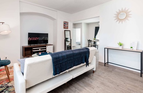DeBaliviere Place Apartamento | Stylish Spacious 2BR Apartment CozySuites w/parking! 01