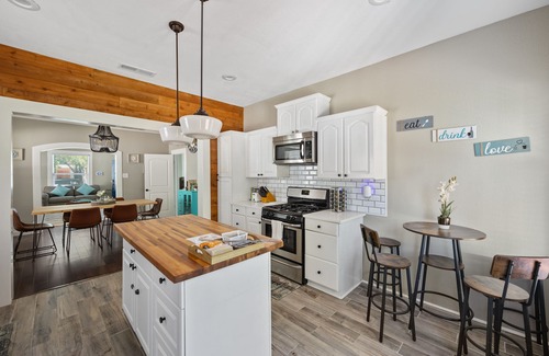 Oak Cliff Casa | Charming Craftsman by Bishop Arts & Downtown