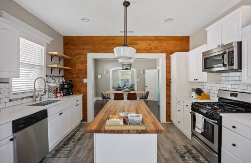 Oak Cliff Casa | Charming Craftsman by Bishop Arts & Downtown