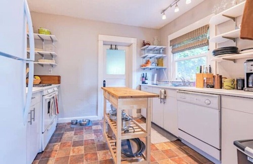 Leschi Casa | Charming Craftsman with Backyard - Dog Friendly!