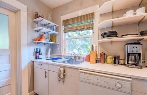 Leschi Casa | Charming Craftsman with Backyard - Dog Friendly!