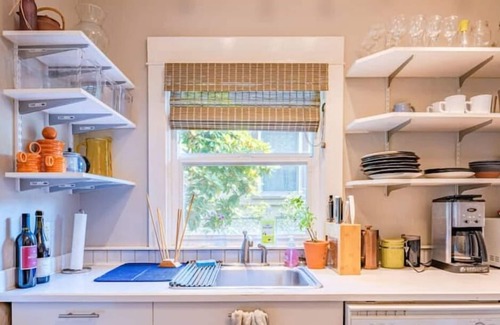 Leschi Casa | Charming Craftsman with Backyard - Dog Friendly!