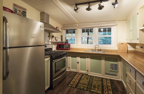 Jefferson Township Cabaña | Encantador campamento de Creekside en Laurel Highlands