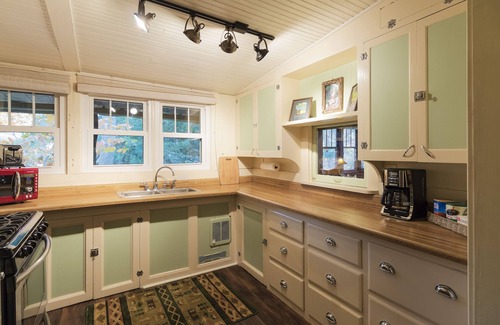 Jefferson Township Cabaña | Encantador campamento de Creekside en Laurel Highlands