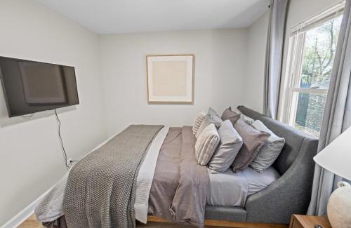 North Shore Apartamento | Charming Crystal Lake Retreat