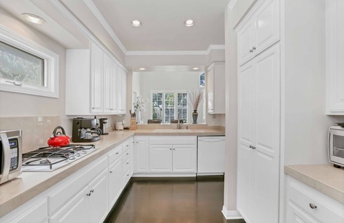 Corona del Mar Casa | Dahlia Cottage con encanto! Paseo en bicicleta de 1/2 milla a la playa / PCH, perros bienvenidos, garaje con estacionamiento, bicicletas gratuitas