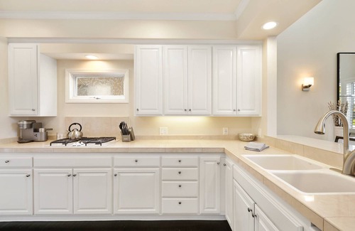 Corona del Mar Casa | Dahlia Cottage con encanto! Paseo en bicicleta de 1/2 milla a la playa / PCH, perros bienvenidos, garaje con estacionamiento, bicicletas gratuitas