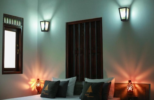 Weligama Cabina | Charming Dark Lodge In River