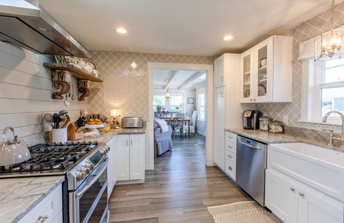 Downtown Cannon Beach Casa | Charming Designer Retreat, Walk to Beach & Downtown, Cozy Fireplace, Expansive Deck