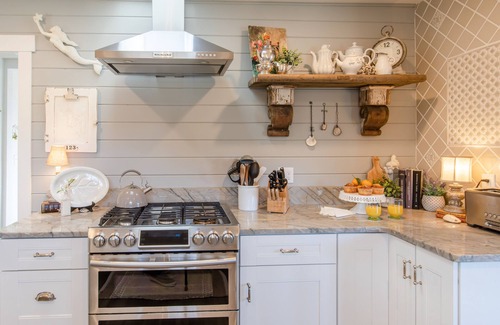 Downtown Cannon Beach Casa | Charming Designer Retreat, Walk to Beach & Downtown, Cozy Fireplace, Expansive Deck