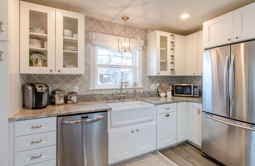 Downtown Cannon Beach Casa | Charming Designer Retreat, Walk to Beach & Downtown, Cozy Fireplace, Expansive Deck