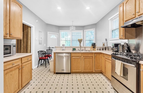 Peoplestown Casa | Charming dog-friendly home with balcony, central AC, & washer/dryer