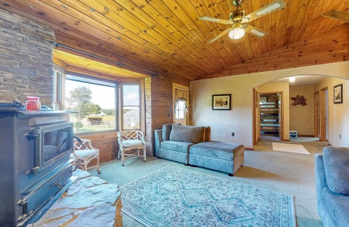 Dundee Casa | Charming dog-friendly home with firepit, kayaks, full kitchen, & washer/dryer