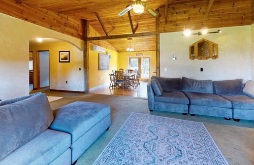 Dundee Casa | Charming dog-friendly home with firepit, kayaks, full kitchen, & washer/dryer