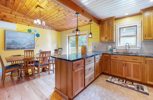 Dundee Casa | Charming dog-friendly home with firepit, kayaks, full kitchen, & washer/dryer
