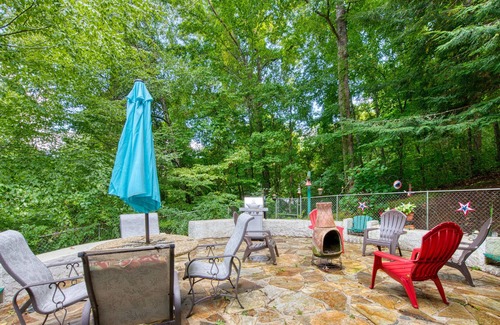 Forest Hills Chalet De Esquí | Charming dog-friendly chalet with fireplace, pool table, balcony, & washer/dryer