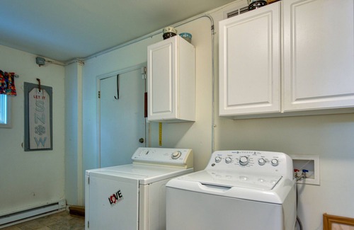 Forest Hills Chalet De Esquí | Charming dog-friendly chalet with fireplace, pool table, balcony, & washer/dryer