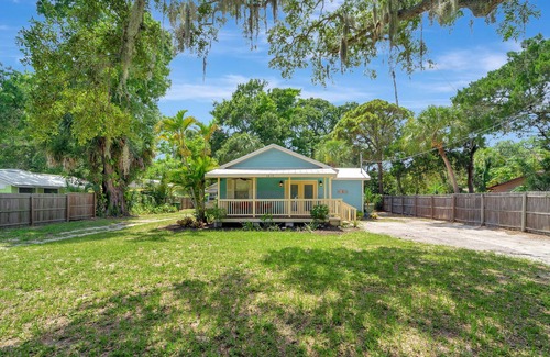 Bayou Oaks Apartamento | Charming, dog-friendly cabana in great location with WiFi & large yard
