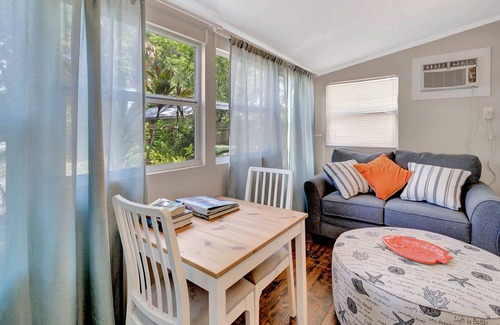 Bayou Oaks Apartamento | Charming, dog-friendly cabana in great location with WiFi & large yard