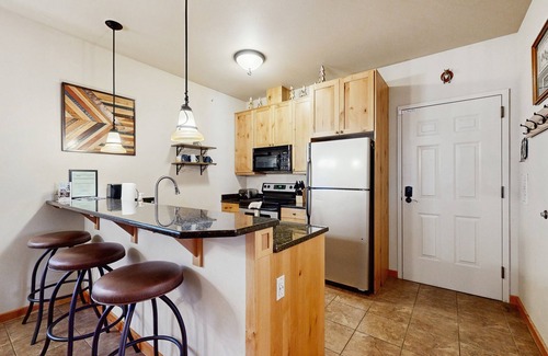 Whitefish Condominio | Condominio encantador con bañera de hidromasaje compartida, actualizaciones, caminar a las pistas!